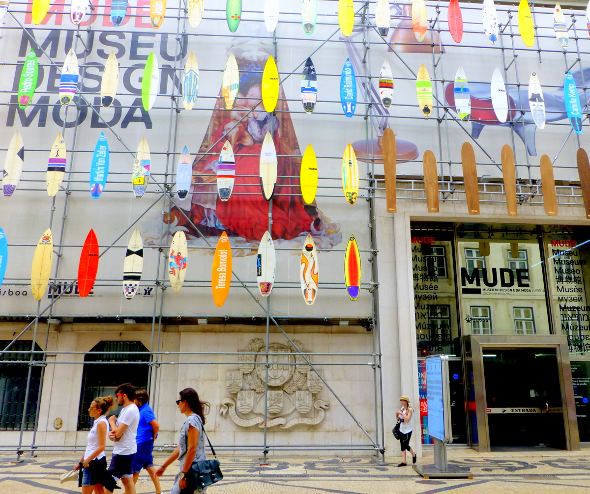 Design- und Modemuseum in der Baixa , Surfbretter als Fassadendeko
