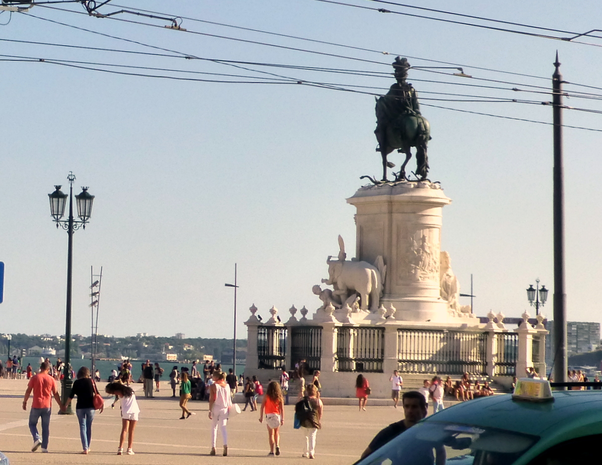 Zwischen Tejo und dem Triumpfbogen der Platz: Praca do Comercio: Hoch zu Ross mit Blick über den Tejo  -  König Jose I - Regent bis 1777