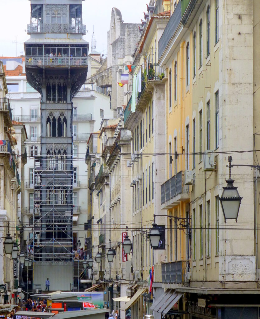 Lissabons berühmter Lift, der Elevador de Santa Justa, Er verbindet den Stadtteil Baixa mit dem ca. 45 Meter höher gelegenen Stadtteil Chiado. Errichtet 1902 von einem Ingenieur und Schüler von Gustave Eiffel.