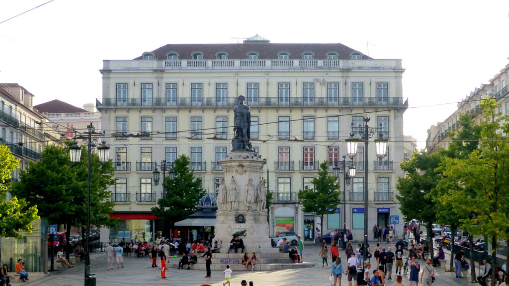 Praça Luís de Camões, ein Platz zwischen den Stadtvierteln Bairro Alto und Chiado, in der Mitte vom Platz eine Statue vom portugiesischen Nationaldichter Luís de Camões