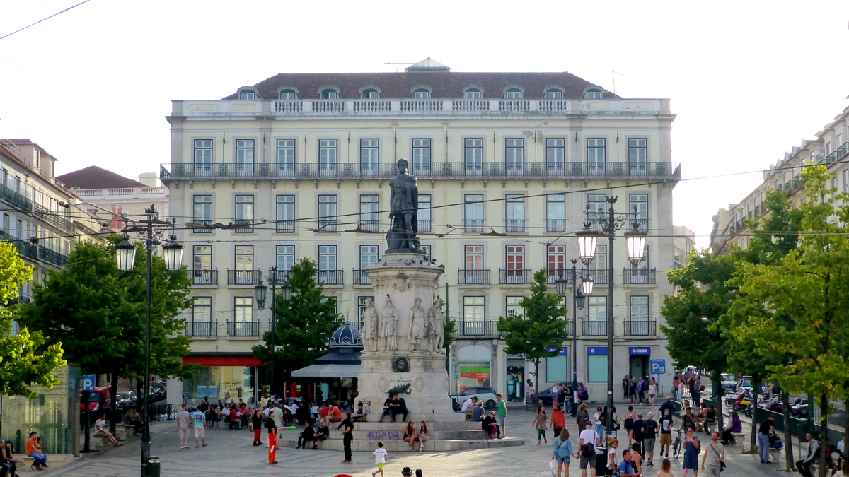 Praça Luís de Camões, ein Platz zwischen den Stadtvierteln Bairro Alto und Chiado, in der Mitte vom Platz eine Statue vom portugiesischen Nationaldichter Luís de Camões