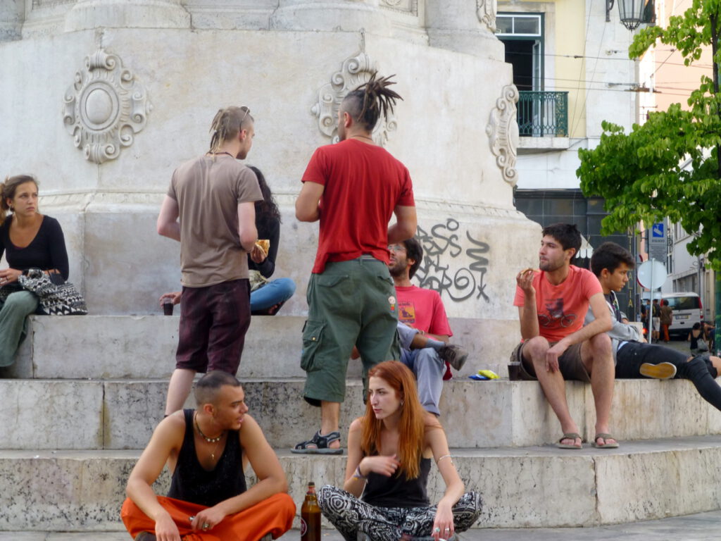 Praça Luís de Camões, ein beliebter Treffpunkt rund um das Dichterdenkmal