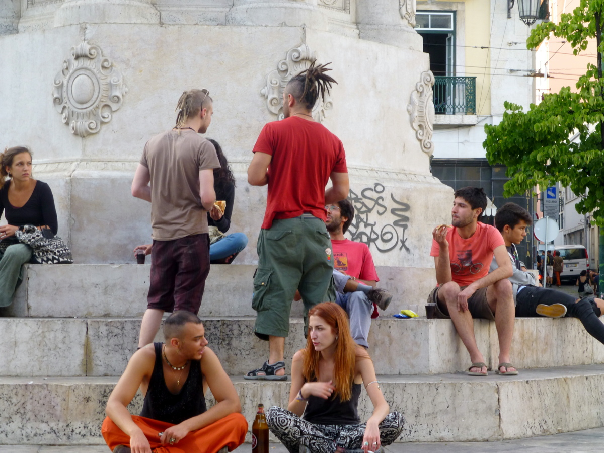 Praça Luís de Camões, ein beliebter Treffpunkt rund um das Dichterdenkmal