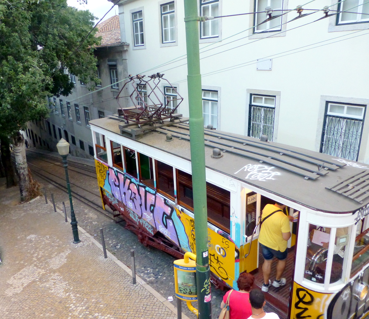 eine von drei Standseilbahnen in Lissabon (Ascensor da Glória) , auf der kurzen ca 300 Meter langen Bahnstrecke wurden wir in den rund 50 Meter höher gelegenen Stadtteil befördert