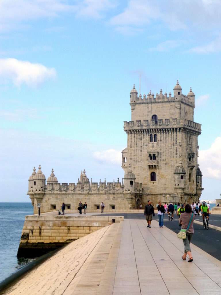 Torre de Belem, dieses Wahrzeichen an der Tejomündung begrüßte ab 1521 voll beladene Schiffe und verherrlichte das portugiesische Handelsimperium und die Kolonialzeit.