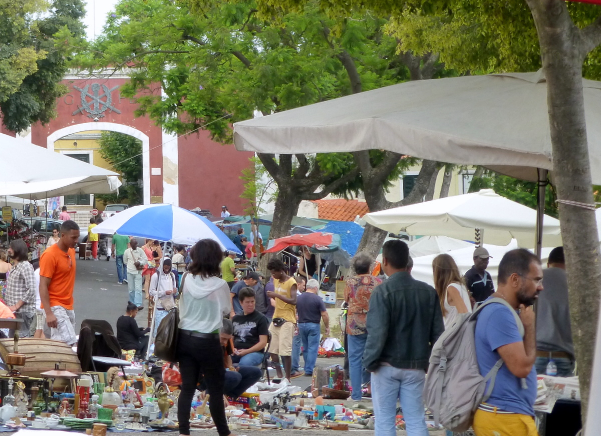 eine Attraktion in Lissabon: der Floh- und Trödelmarkt "Feira da Ladra" (übersetzt: Markt der Diebin) auf dem Gelände Campo de Santa Clara