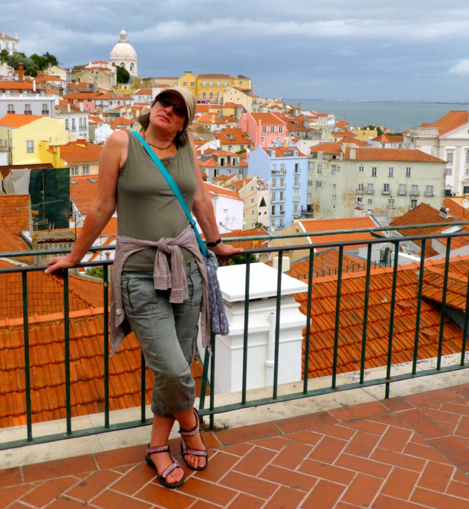 ein Blick auf Lissabons Altstadt, die Alfama mit vielen engen Gassen, Restaurants und Fadolokale, in denen meist begleitet durch Gitarrenmusik der typische portugiesische Fadogesang dargeboten wird.