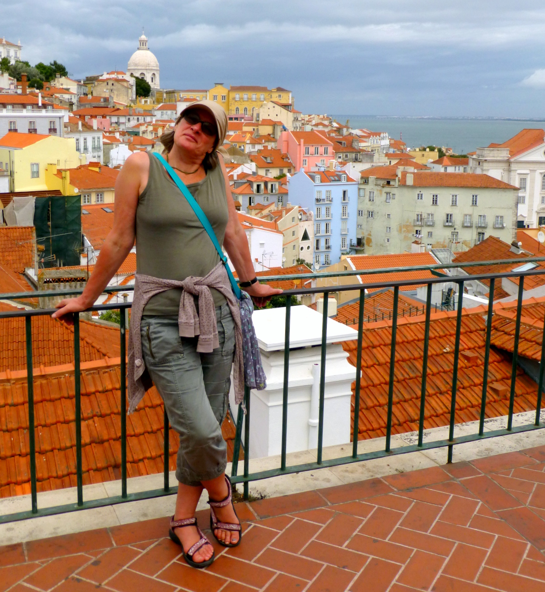 ein Blick auf Lissabons Altstadt, die Alfama mit vielen engen Gassen, Restaurants und Fadolokale, in denen meist begleitet durch Gitarrenmusik der typische portugiesische Fadogesang dargeboten wird.
