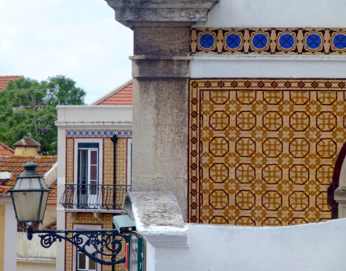 Azulejos, die typischen Fliesen in Lissabon, histrorisch wertvolle Keramikfliesen, die oft bei Nacht und Nebel herausgebrochen und an Touristen verkauft werden, u.a. auf  Flohmärkten