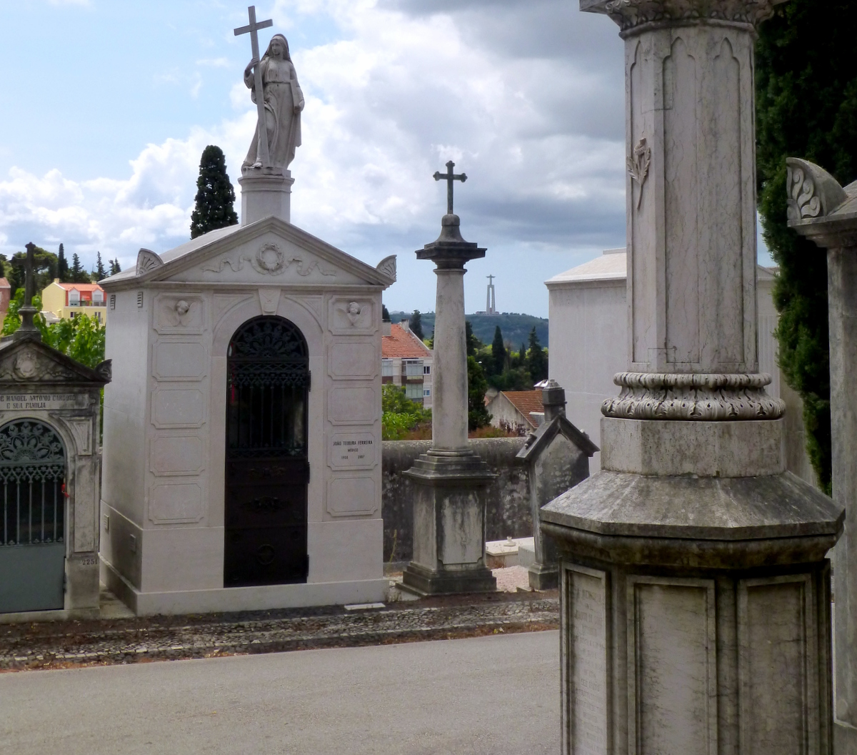 Weit im Hintergrund gerade noch zu erkennnen: auf der gegenüberliegenden Seite des Tejo, im Statteil Almada, steht eine 28 Meter hohe Christus-Statue.