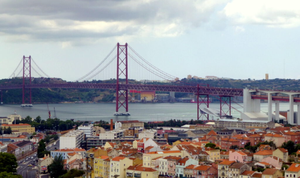 die imposante Brücke  Ponte 25 de April überspannt den Tejo