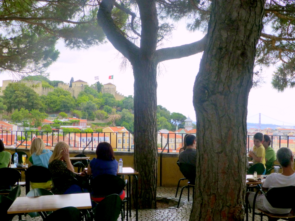 ein schöner Aussichtspunkt auf den Mauern bzw. im Umfeld der Burg Castelo de Sao Jorge
