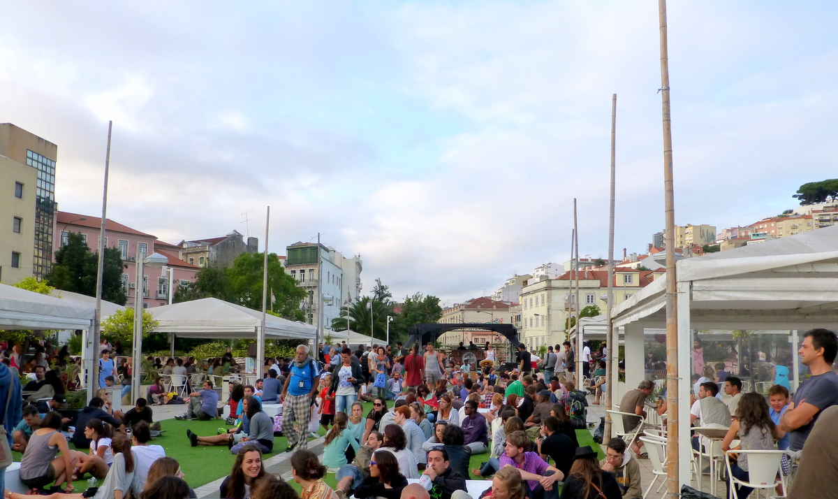 Praca Martim Moniz, ein zentraler Platz in Lissabon, modern gestaltet und ein Ort für Musikveranstaltungen und für feste und flüssige Genüsse