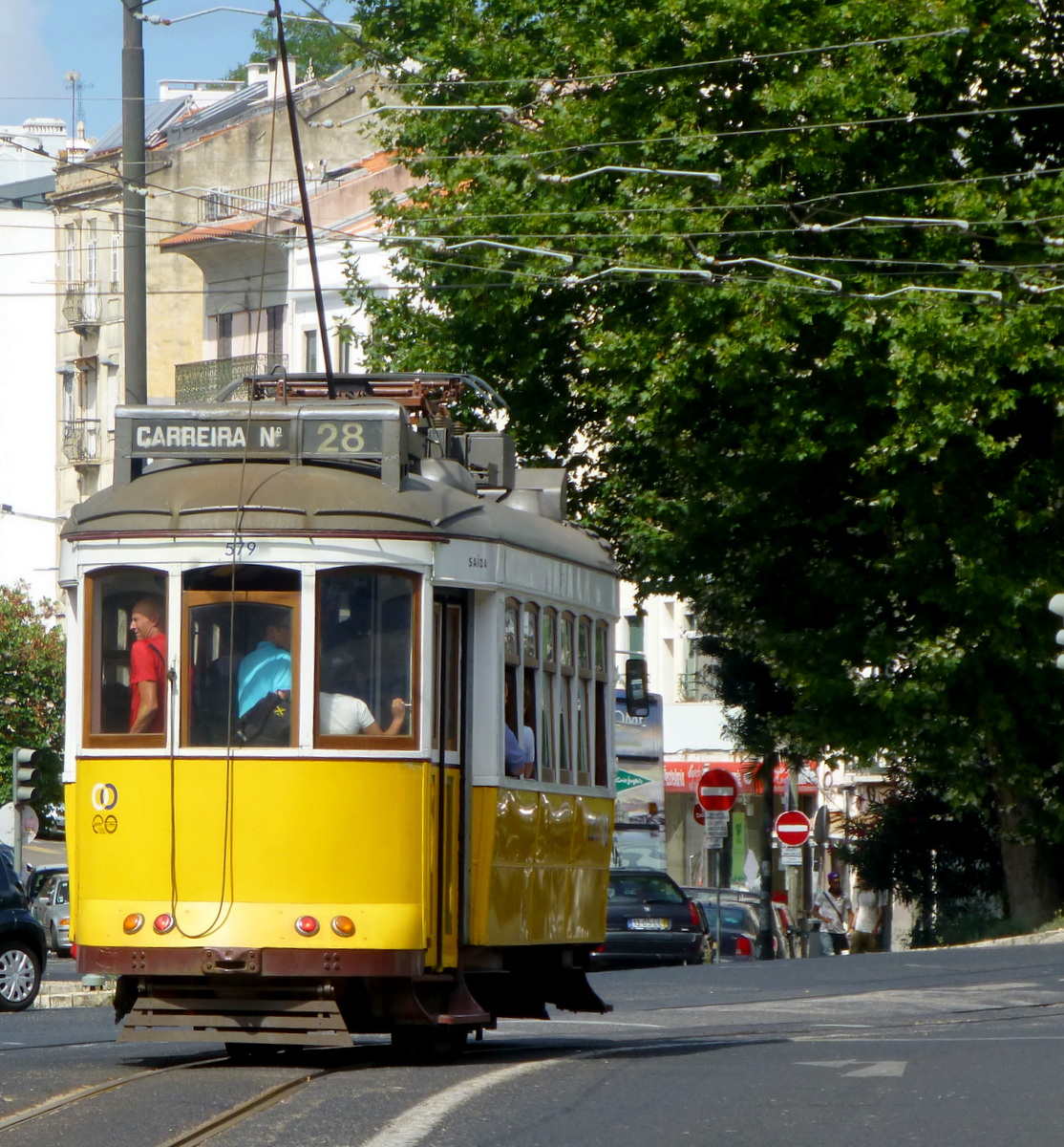 dazu gehörten auch  Fahrten mit der berühmten Linie 28, der Carreira 28E dos Eletricos de Lisboa, u.a. vom Praca Martim Moniz (Station an unserem Hotel) rund 40 Stationen weiter bis zur Estrela- Basilica, eine Haltestelle am Park Jardim da Estrela.