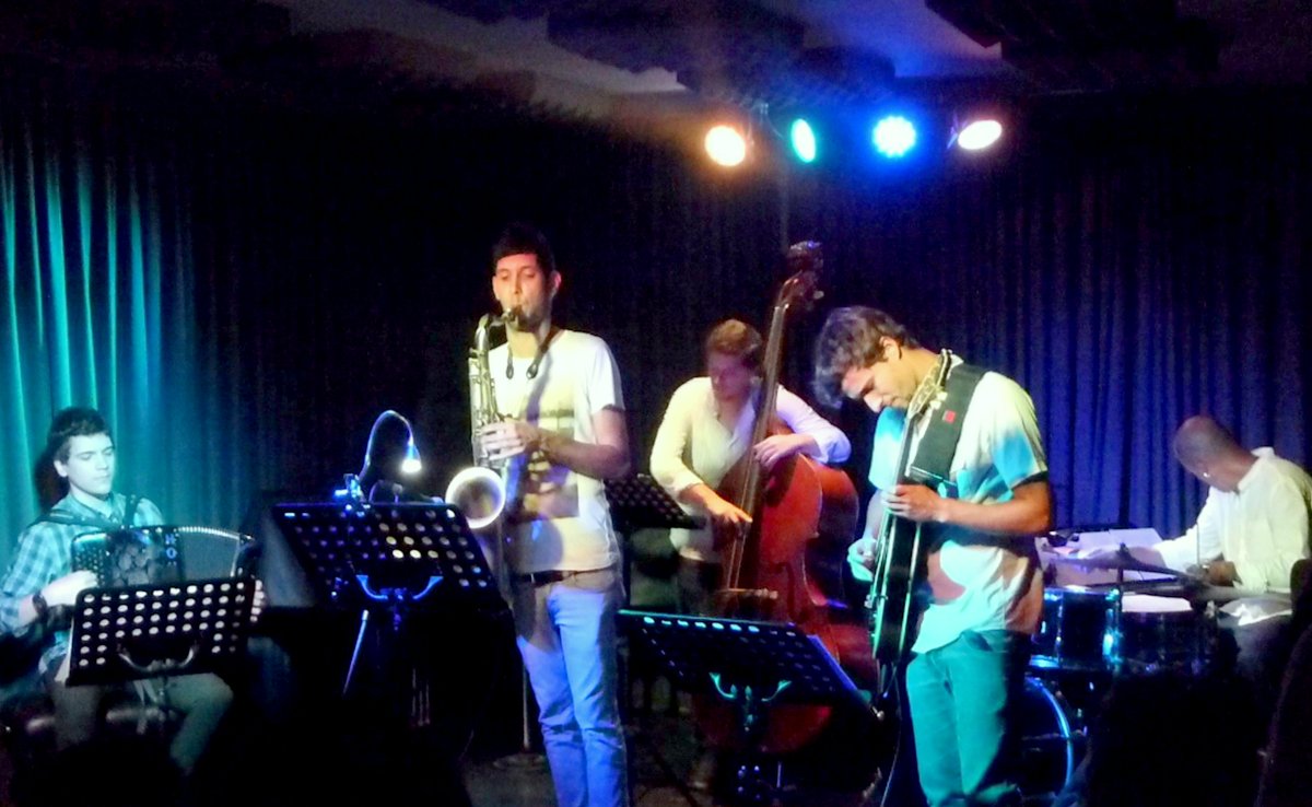 Hot Clube de Portugal, ein traditionsreicher Jazz Club, der nach einem Brand 2009  ab 2011 wiedereröffnet wurde  - in Räumlichkeiten eines Hauses wenige Meter entfernt vom ehemaligen Standort