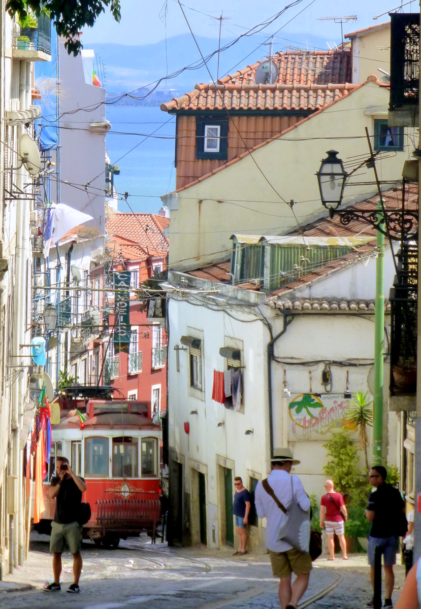 abenteuerliche Fahrten mit den Straßenbahnen durch die engsten Gassen in Lissabon