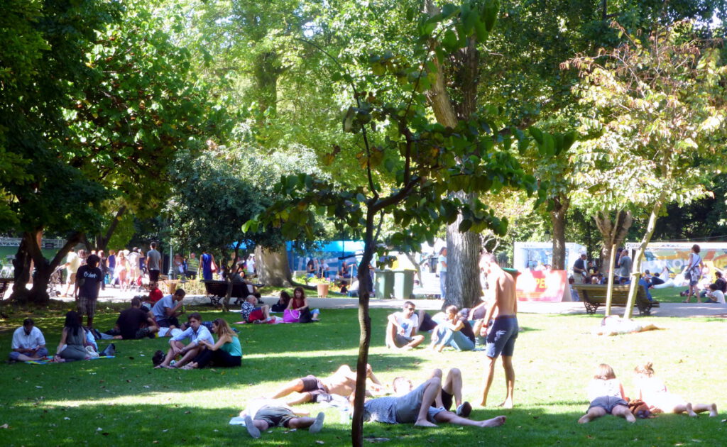 der Park Jardim da Estrela, eine gute und beliebte Oase in der Stadt, in einem Bereich Open-Air-Jazz, in einem anderen Flamenco