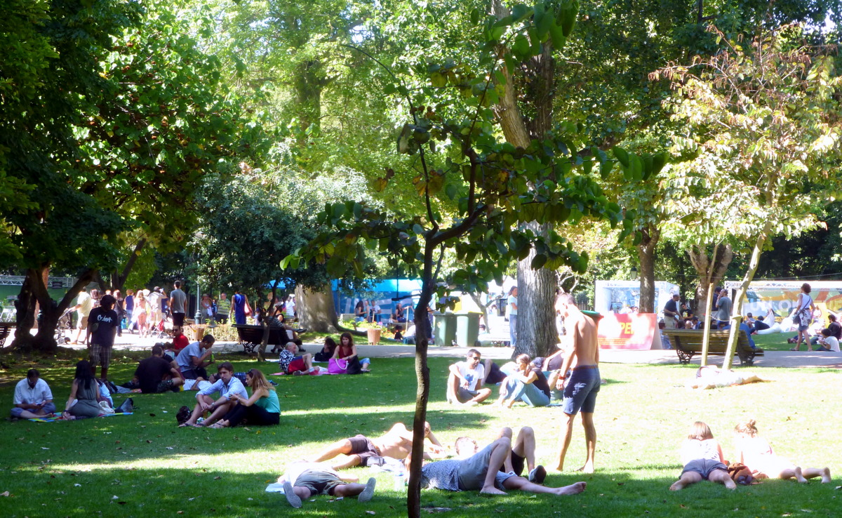 der Park Jardim da Estrela, eine gute und beliebte Oase in der Stadt, in einem Bereich Open-Air-Jazz, in einem anderen Flamenco