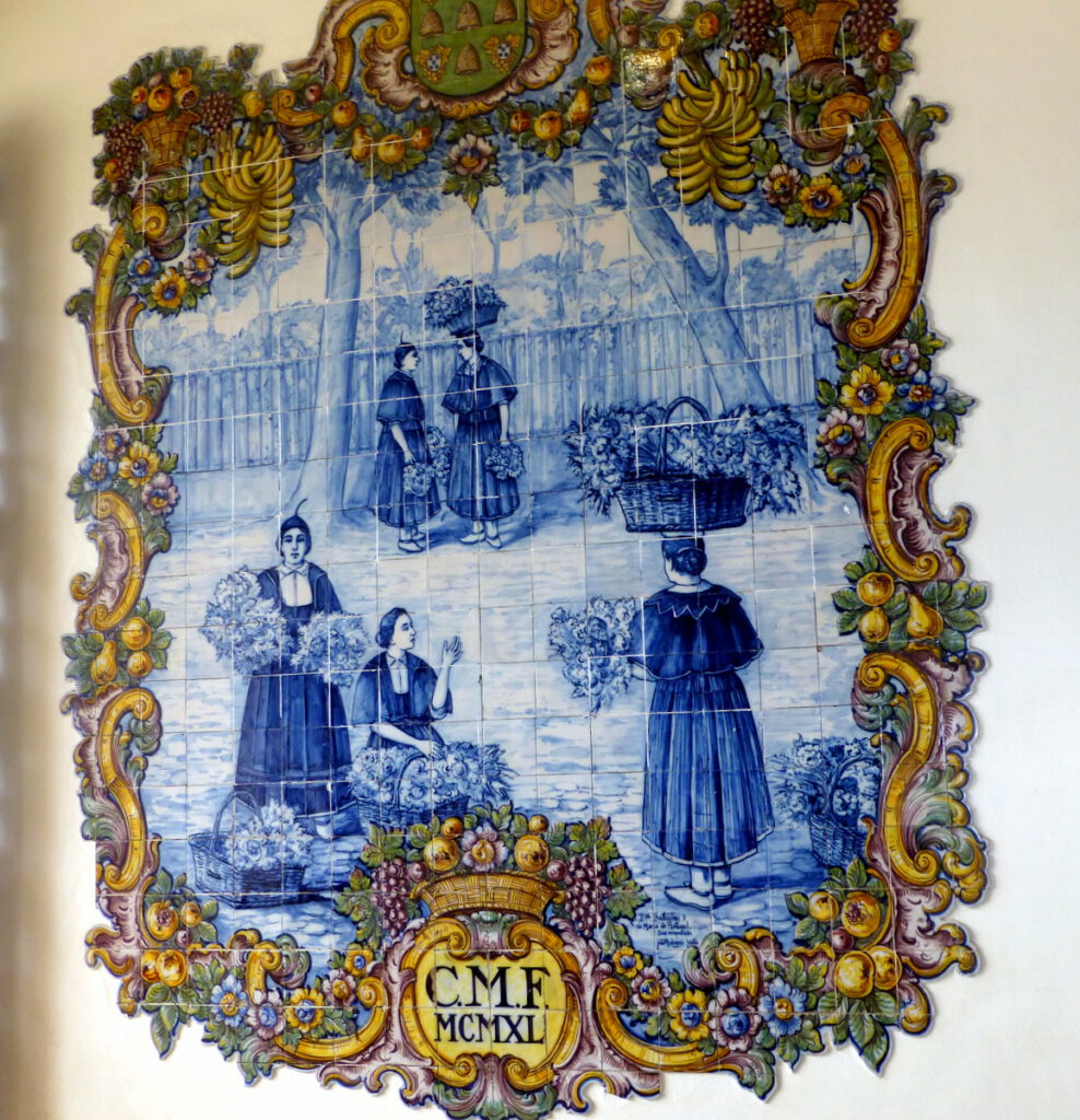 Fliesenbild (Azulejos) am Eingang zur Markthalle "Mercado dos Lavradores" in Funchal