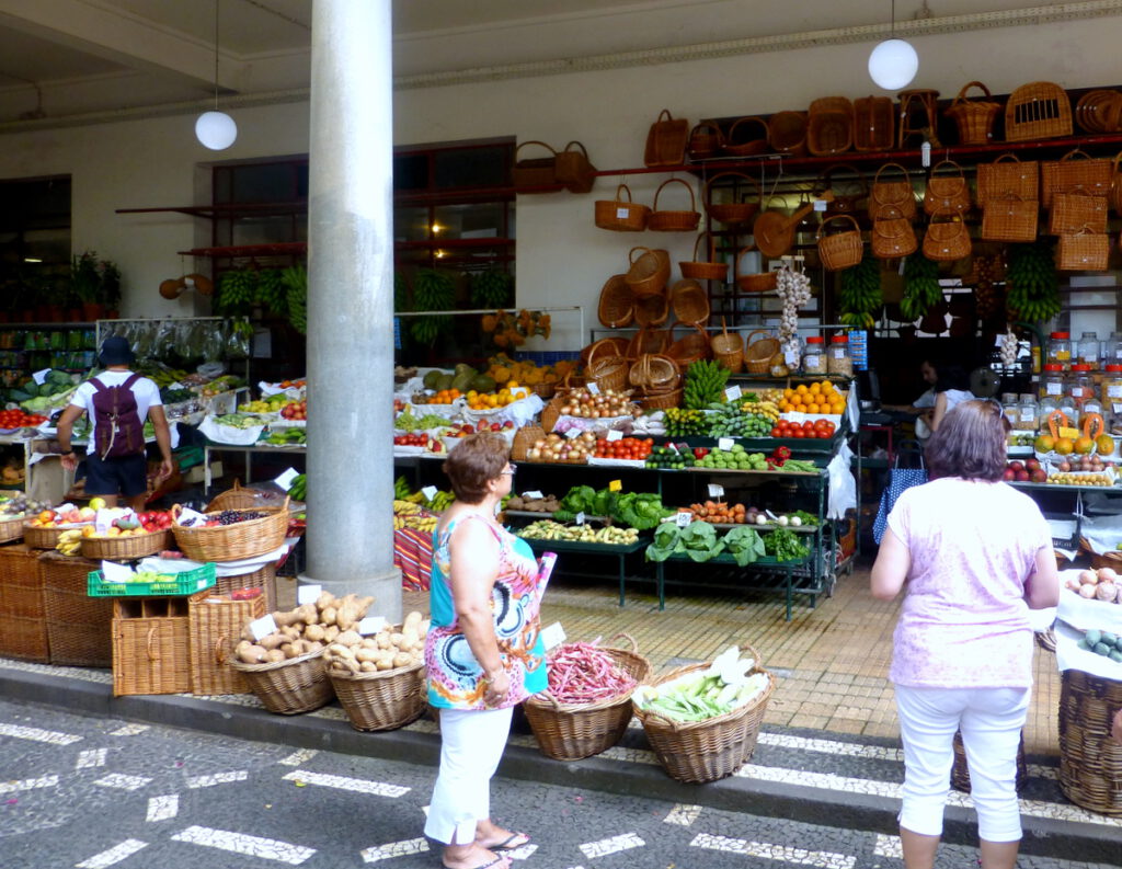 einige Obst- und Gemüse Stände waren noch nicht geräumt
