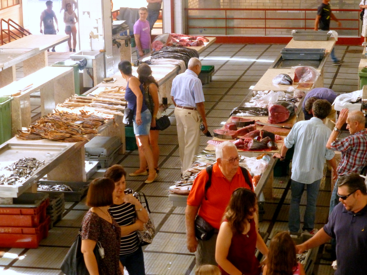 in der Fischhalle ein reichhaltiges Angebot,
frischer Thunfisch, Rote Meerbarben, Schwarzer Degenfisch und andere Meeresfrüchte