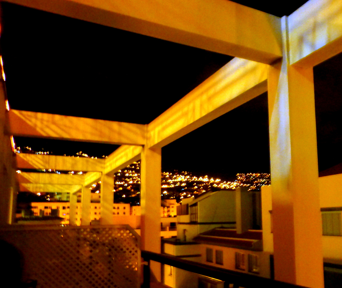 Blick von unserem Hotelbalkon über das nächtliche Funchal