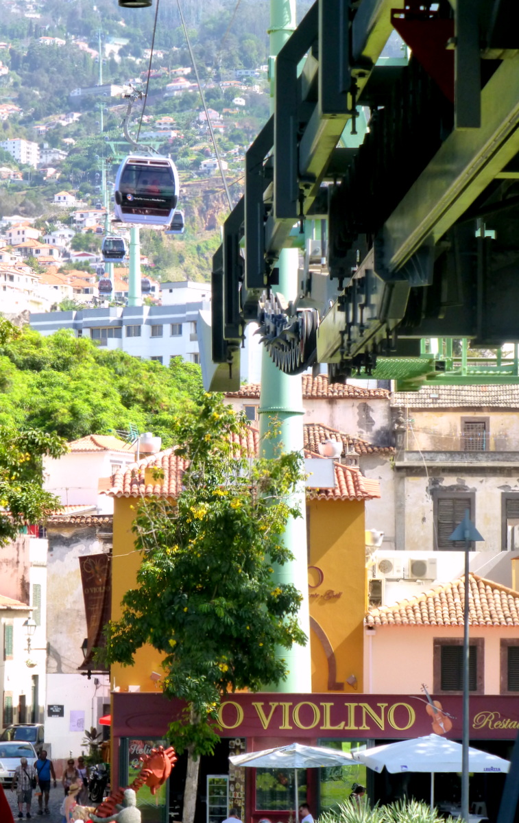 vom Rand der Altstadt von Funchal per Seilbahn hinauf auf den rund 600 Meter höher gelegenen tropischen Garten im Ort Monte
