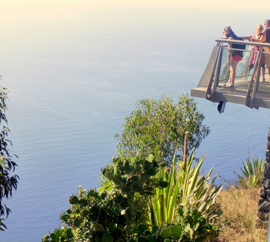 in der Gemeinde Camara de Lobos, auf einer Glasplattform ca. 600 Meter über einem schmalen Küstensaum, auf den man nahezu senkrecht hinabblicken kann