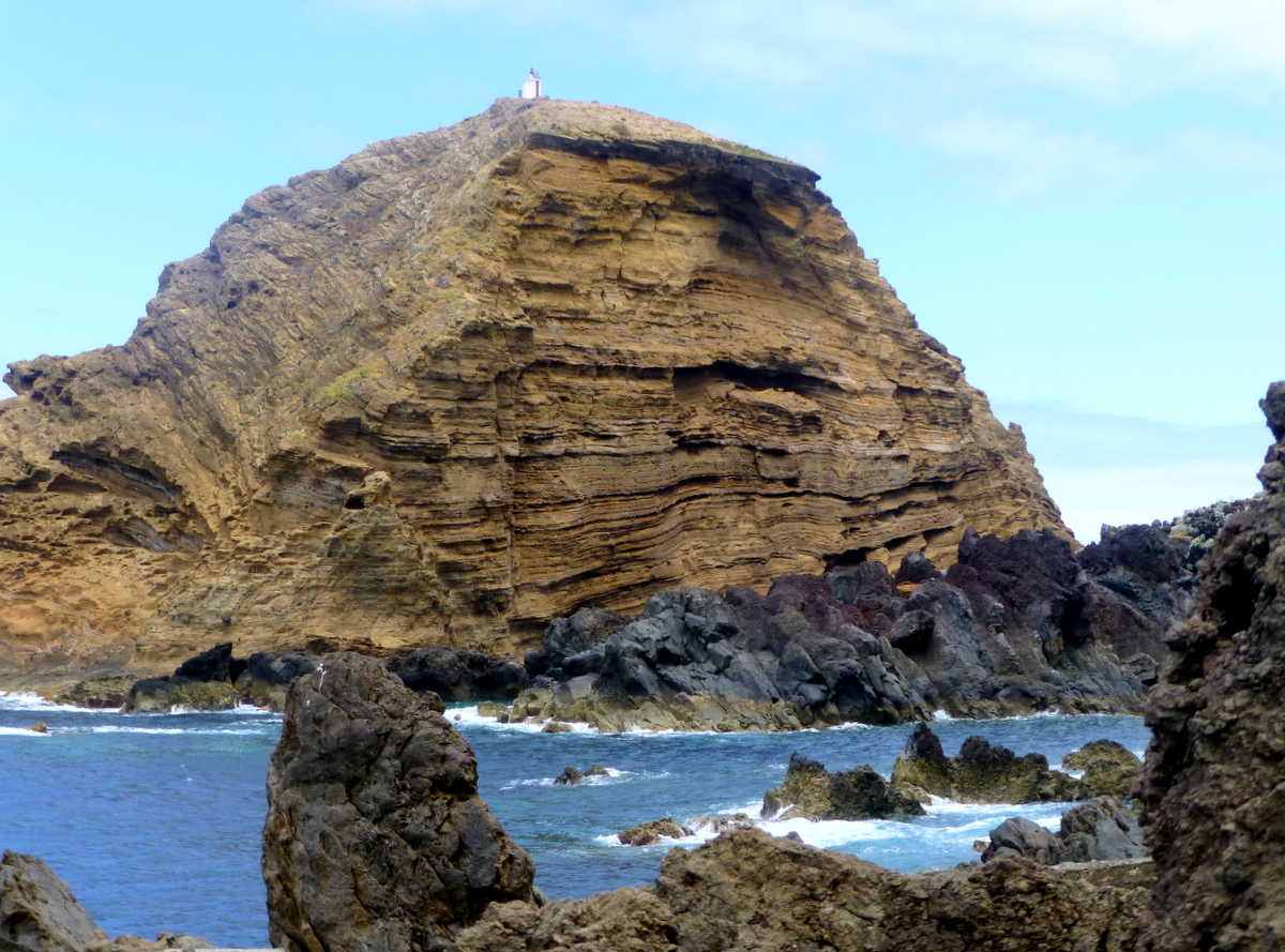Porto Moniz und die Felsinsel Ilheu Mole, auf der sich ein kleiner Leuchtturm befindet