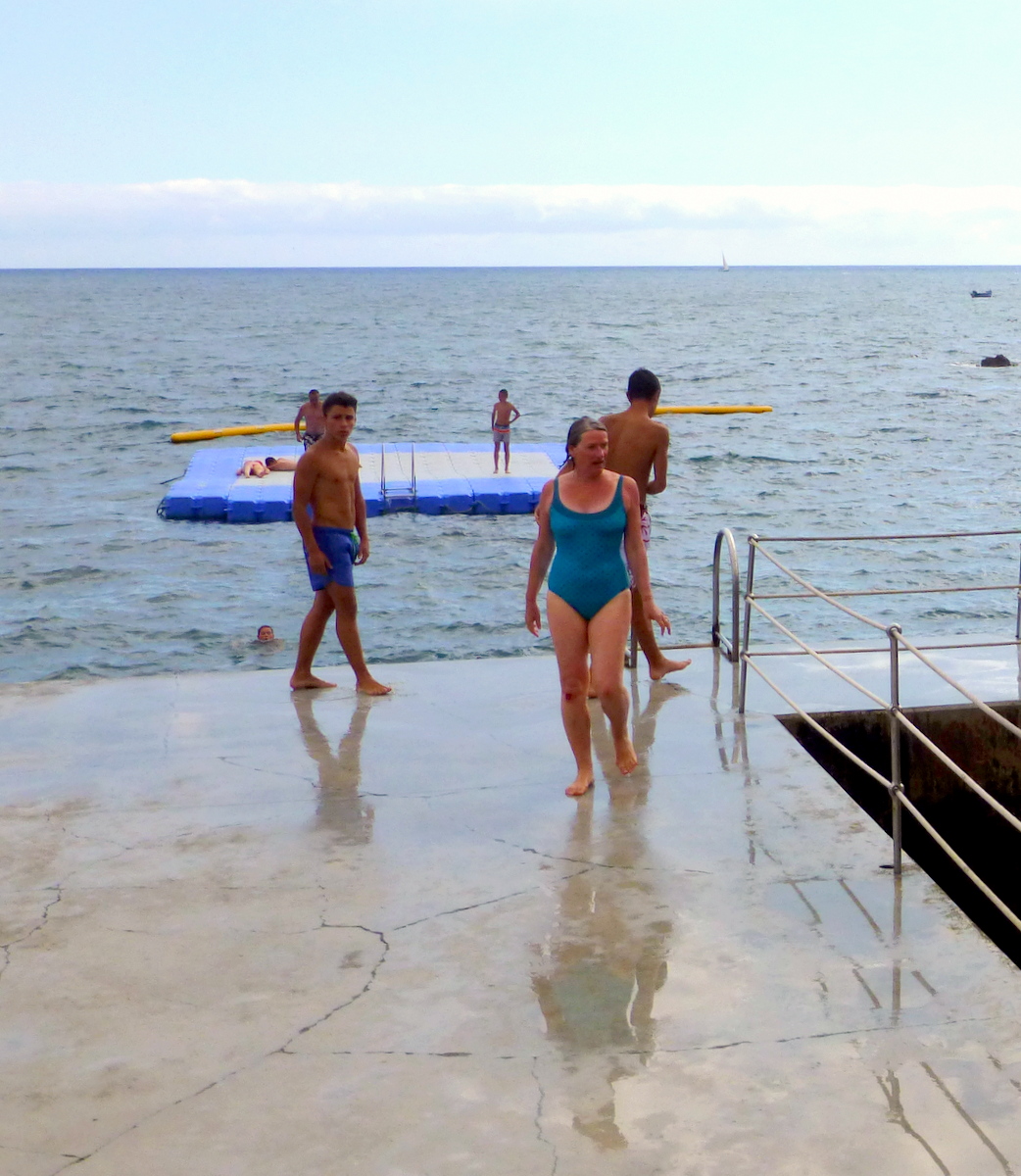 zurück in Funchal, im Ozean baden, in der Badeanstalt "Barreirinha", am Ende der Altstadt